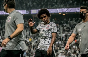 Willian se despede da torcida aps sentir incmodo na coxa esquerda