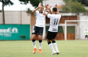 Lucas Belezi e Giovane durante partida contra o Velo Clube pelo Paulista Sub-20