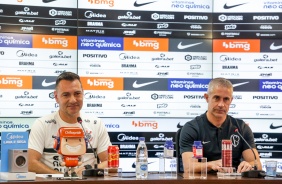 Doriva e Sylvinho durante entrevista coletiva no CT Dr. Joaquim Grava