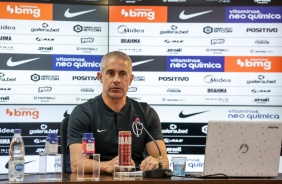Sylvinho durante entrevista coletiva no CT Dr. Joaquim Grava