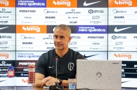 Sylvinho durante entrevista coletiva no CT Dr. Joaquim Grava