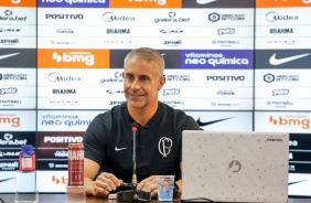 Sylvinho durante entrevista coletiva no CT Dr. Joaquim Grava