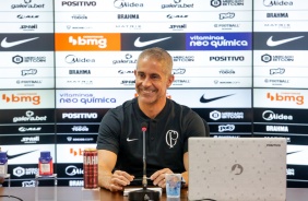 Sylvinho durante entrevista coletiva no CT Dr. Joaquim Grava