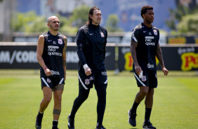 Fábio Santos, Cássio e Gil durante atividades do Corinthians no CT Joaquim Grava