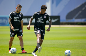 Gil e João Pedro durante atividades do Corinthians no CT Joaquim Grava