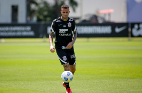 Luan durante atividades do Corinthians no CT Joaquim Grava