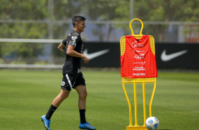 Mantuan durante atividades do Corinthians no CT Joaquim Grava