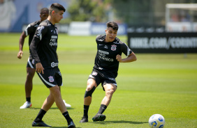 Roni e Araos durante atividades do Corinthians no CT Joaquim Grava