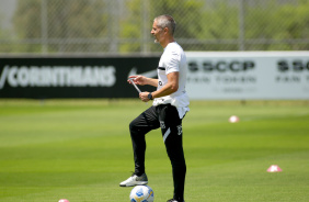 Sylvinho durante atividades do Corinthians no CT Joaquim Grava