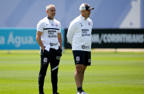 Sylvinho e Flávio de Oliveira durante atividades do Corinthians no CT Joaquim Grava