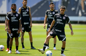 Volante Gabriel durante atividades do Corinthians no CT Joaquim Grava