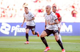Fbio Santos anotou o segundo gol do Corinthians no jogo contra o Internacional, no Beira Rio