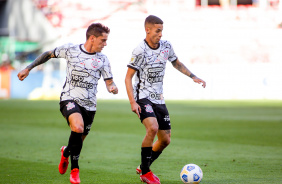 Fagner e Gabriel Pereira no empate entre Corinthians e Internacional, no Beira Rio, pelo Brasileiro