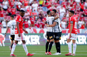 Giuliano comemora seu gol com Renato Augusto, no jogo entre Corinthians e Internacional