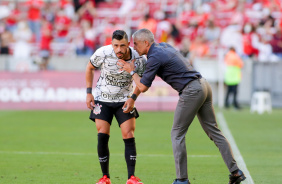 Treinador Sylvinho conversa com o meia Giuliano durante jogo contra o Internacional