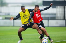 Giovane, do time Sub-20, disputa bola com Xavier