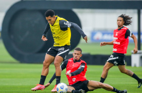 Jogadores disputando a bola no CT Joaquim Grava