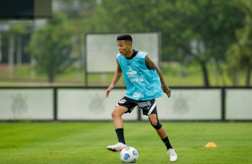 Adson durante treino do Corinthians no CT Dr. Joaquim Grava