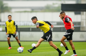 ngelo Araos e Vitinho durante treino do Corinthians no CT Dr. Joaquim Grava