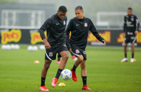 Felipe Augusto e Matheus Arajo durante treino do Corinthians no CT Dr. Joaquim Grava