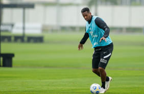 J durante treino do Corinthians no CT Dr. Joaquim Grava