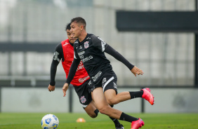 Lucas Piton durante treino do Corinthians no CT Dr. Joaquim Grava