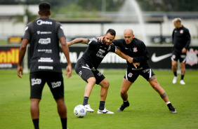 Renato Augusto e Fbio Santos durante mais um dia de atividades no CT do Corinthians