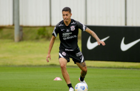 Jovem Gabriel Pereira no treino do Corinthians, que acontece no CT Joaquim Grava