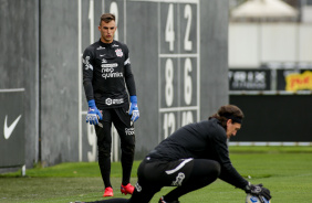 Donelli e Cssio focados durante treinamento no CT do Corinthians