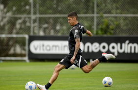 Gabriel Pereira focado durante treinamento no CT do Corinthians
