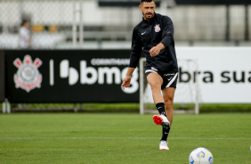 Giuliano focado durante treinamento no CT do Corinthians