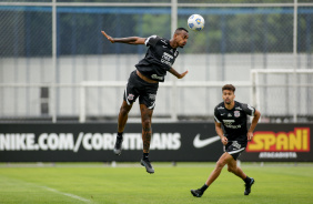 Raul Gustavo e Lo Santos focados durante treinamento no CT do Corinthians