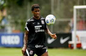 Zagueiro Gil focado durante treinamento no CT do Corinthians