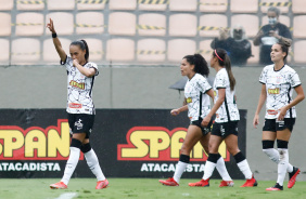 Adriana comemorando seu gol no jogo entre Corinthians e Ferroviria, pelo Paulista Feminino