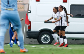 Adriana e Vic durante vitria do Corinthians sobre a Ferroviria, pela semifinal do Paulista