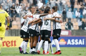 Jogadoras comemorando gol contra a Ferroviria, pela semifinal do Paulista Feminino