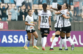 Jogadoras comemorando gol contra a Ferroviria, pela semifinal do Paulista