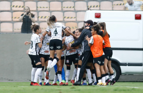 Jogadoras do Corinthians comemorando gol contra a Ferroviria, pela semifinal do Paulista