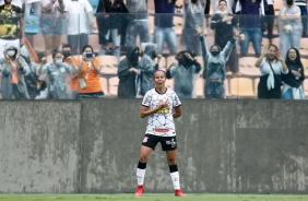 Vic comemorando seu gol contra a Ferroviria, pela semifinal do Paulista Feminino