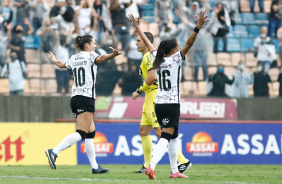 Zanotti e Adriana comemorando gol contra a Ferroviria, pela semifinal do Paulista