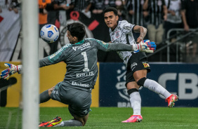 Du Queiroz atuando na partida entre Corinthians e Chapecoense na Neo Qumica Arena