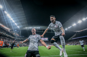 Giuliano e Adson comemorando a vitria do Corinthians sobre a Chapecoense, pelo Brasileiro