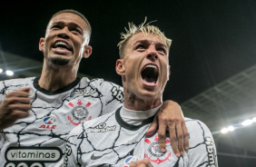 Joo Victor e Rger Guedes comemorando o gol sobre a Chapecoense, pelo Campeonato Brasileiro