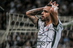 Renato Augusto lamenta chance perdido no jogo entre Corinthians e Chapecoense, pelo Brasileiro