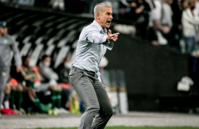 Sylvinho comandou o Corinthians na partida diante a Chapecoense