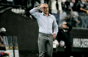 Tcnico Sylvinho preocupado com a atuao do Corinthians na partida contra a Chapecoense