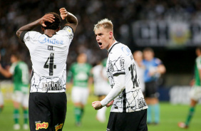 Gil e Rger Guedes comemorando o gol do Corinthians sobre a Chapecoense na Neo Qumica Arena