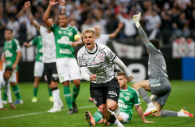 Guedes comemorando muito o seu gol contra a Chapecoense na Neo Qumica Arena, pelo Brasileiro