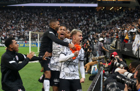 João Victor, Róger Guedes e companheiros comemorando o gol do Corinthians contra a Chapecoense