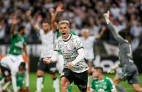 Rger Guedes comemorando muito o seu gol contra a Chapecoense na Neo Qumica Arena